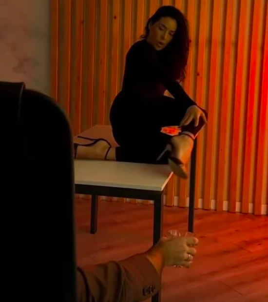 Злата Огнєвіч у відвертому комбінезоні пристрасно станцювала на столі (відео)